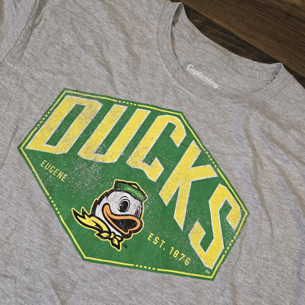 Oregon Ducks Long Sleeve T-Shirt XL NCAA Green Yellow Captivating Apparel NWT‎